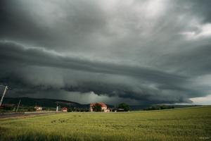 Sistem convectiv mezoscalar ( MCS ) traversand Transilvania de la est la vest in seara zilei de 13 iunie 2020 . 