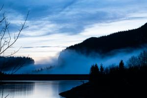 Barajul Bolboci acoperit de ceata intr-o seara de toamna.