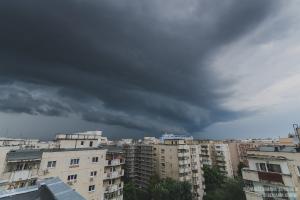 Large shelf cloud approaches Bucharest