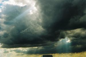 Un nor Cumulonimbus surprins înaintea furtunii. Fotografie suprinsă pe film fotografic.