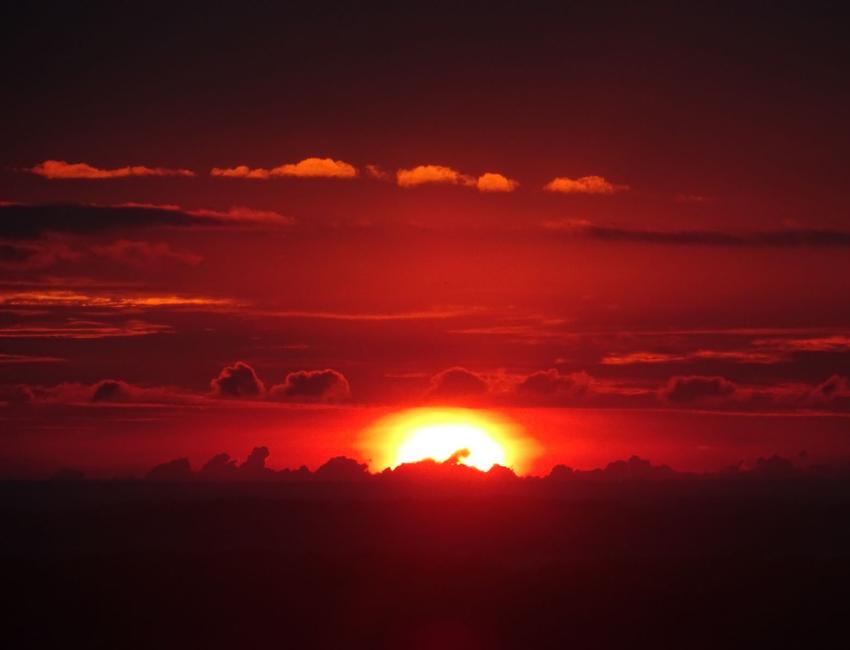 Imaginea surprinde răsăritul unei dimineți înnorate de vară. Fotografia a rost realizată în județul Galați, localitatea Galați, într-o dimineață de iulie, între ora 5:30 și 6:00. 